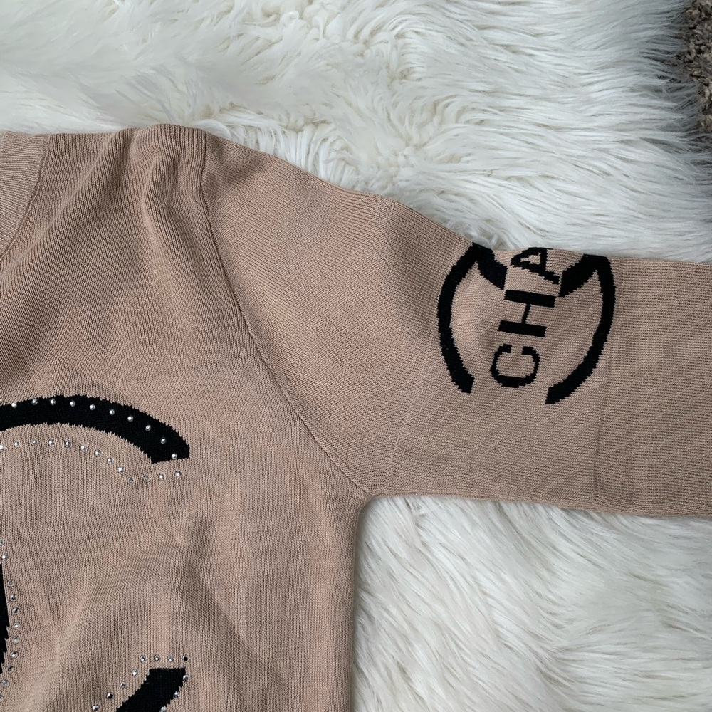 CHANEL Beige Sweater with Black CC Logo - Picture 6 of 8